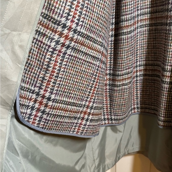 Vintage London Fog Women's Tan Trench Coat - Picture 6 of 13